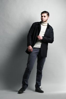 gri arka plan üzerinde zarif adam