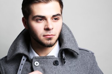 ceket gri arka plan üzerinde genç adam