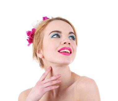 Çiçekli saç beyaz izole genç kadın portresi