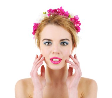 Çiçekli saç beyaz izole genç kadın portresi