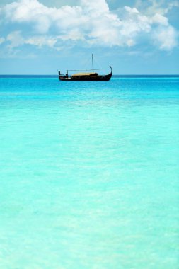 Güzel mavi okyanus su tatil gemi ile görünümünü