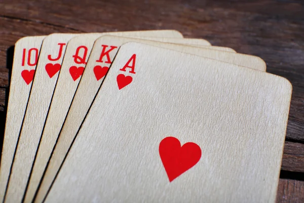 Игральные карты на деревянном столе — стоковое фото