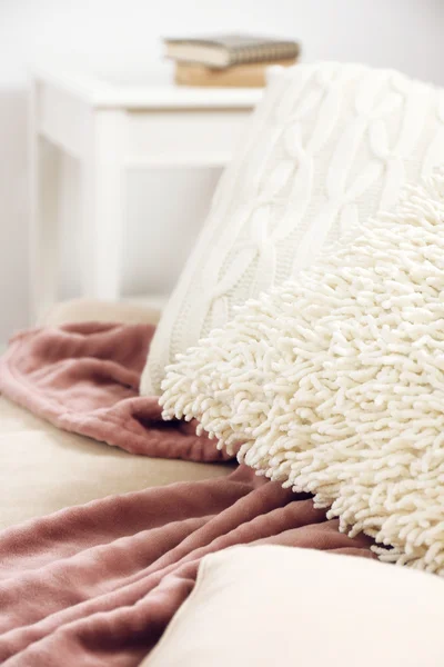Diseño interior con almohadas en sofá —  Fotos de Stock