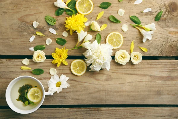 Tazza di tisana con bellissimi fiori — Foto Stock