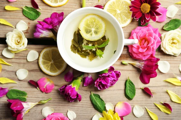 Tasse Kräutertee mit schönen Blumen — Stockfoto