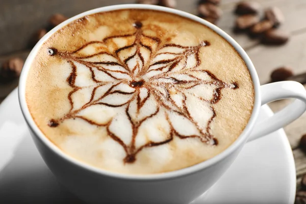 Xícara de café arte latte com grãos — Fotografia de Stock