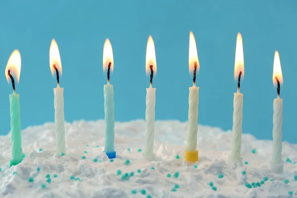 Pastel de cumpleaños con velas —  Fotos de Stock