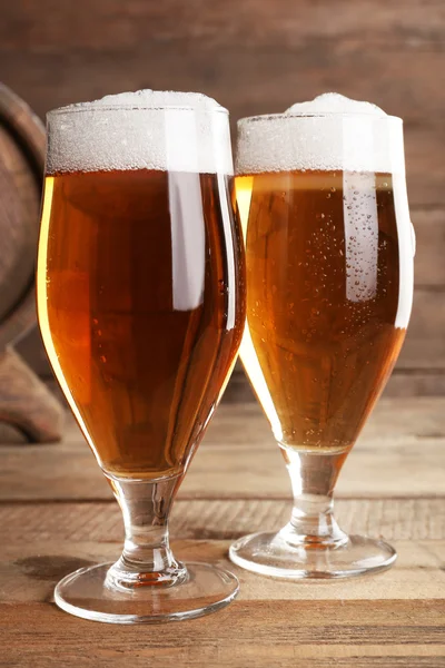 Szklanki piwa na drewniane tła — Zdjęcie stockowe