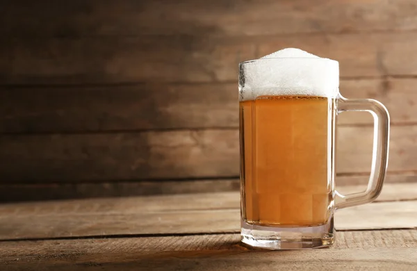 Bicchiere di birra su sfondo di legno — Foto Stock