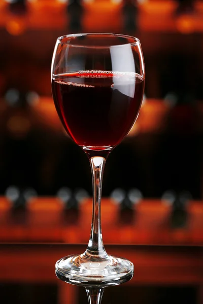 Copa de vino tinto sobre fondo de bar — Foto de Stock