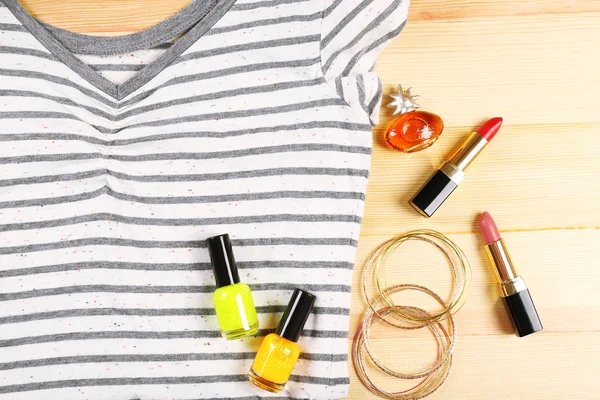 Camisa feminina e cosméticos na mesa de madeira, vista superior — Fotografia de Stock