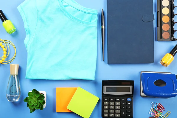 Chemise femme, cosmétiques et détails de bureau sur la table de couleur, vue de dessus — Photo