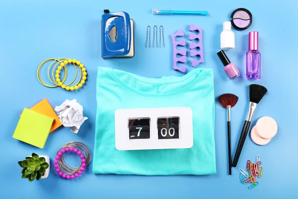 Ropa femenina moderna y accesorios sobre fondo de color —  Fotos de Stock