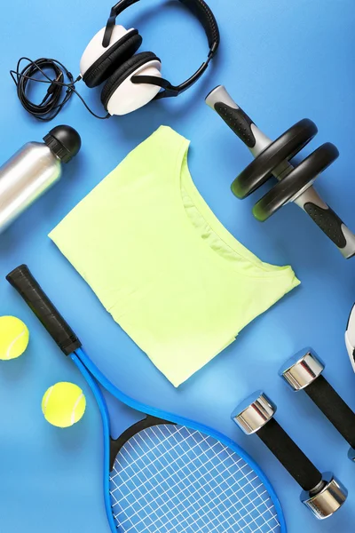 Sportovní vybavení a tričko na tabulku barev, pohled shora — Stock fotografie