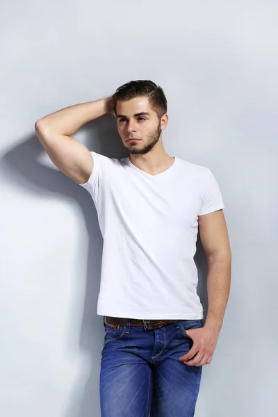 Hombre joven en camiseta blanca — Foto de Stock