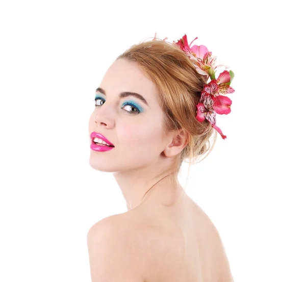 Retrato de mulher jovem com flores no cabelo isolado em branco — Fotografia de Stock