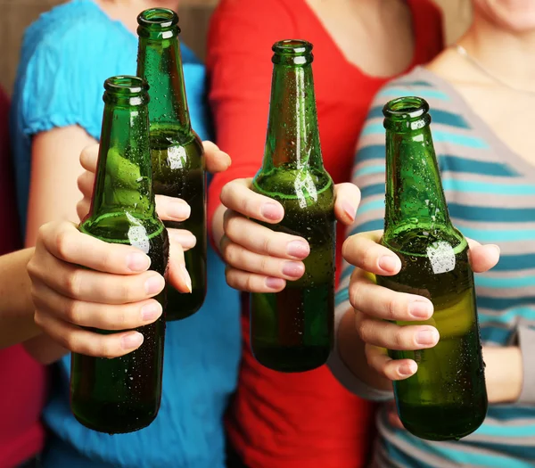 Cerveja em mãos femininas — Fotografia de Stock