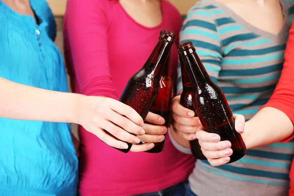 Piwo w rękach kobiet — Zdjęcie stockowe