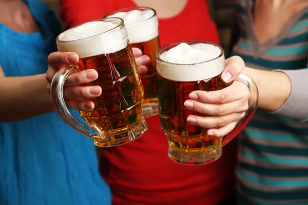 La bière dans les mains des femmes — Photo