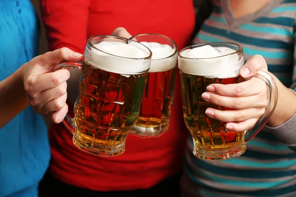 Bier in vrouwelijke handen — Stockfoto