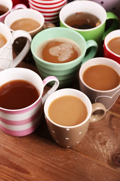 Copos de cappuccino na mesa de madeira, close-up — Fotografia de Stock