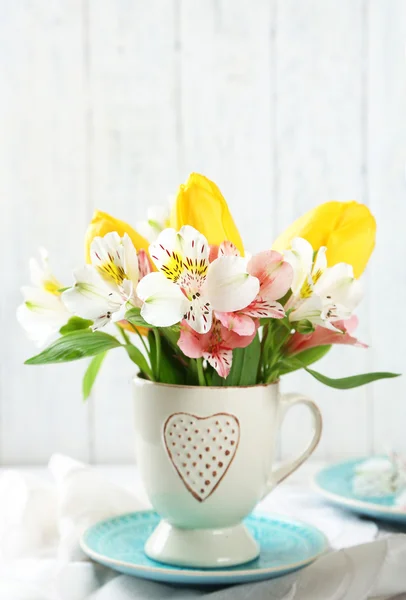 Belles fleurs en tasse — Photo