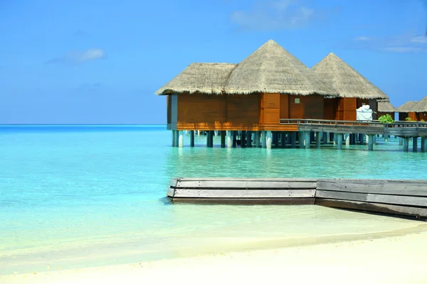 Vista de las hermosas aguas azules del océano y bungalows en Baros Maldivas — Foto de Stock