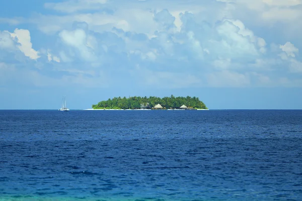 View of beautiful blue ocean water and island on horizon in Baros Maldives — Stock Photo, Image