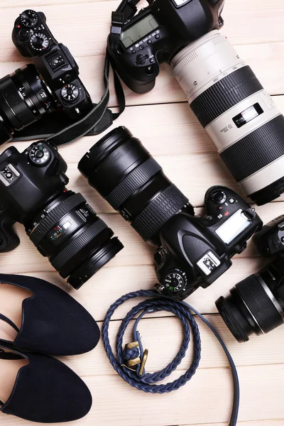 Moderna kameror på träbord — Stockfoto