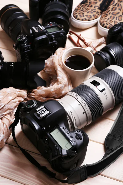 Câmeras modernas na mesa de madeira — Fotografia de Stock