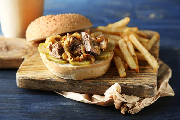 Hamburger savoureux et frites — Photo
