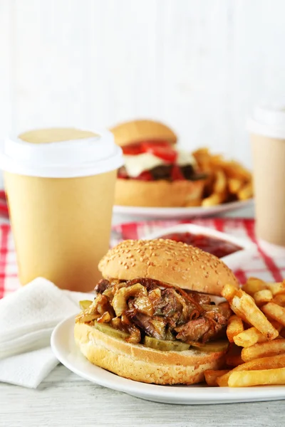 Hambúrguer saboroso e batatas fritas — Fotografia de Stock