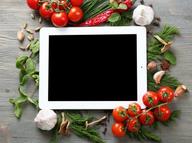 Dijital tablet taze otlar ile