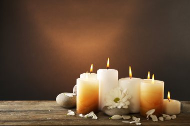 Krizantem ahşap zemin üzerine mumlar