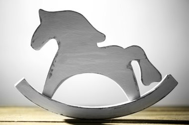 Dekoratif sallanan at