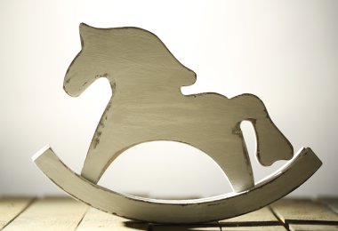 Dekoratif sallanan at