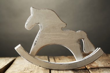 Dekoratif sallanan at