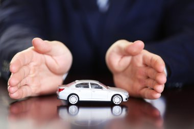 Adam ve ahşap masa, tatlı araba modeli