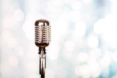 Arka plan bulanık Retro mikrofon