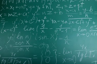 Kara tahta üzerinde matematik formülleri