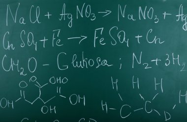 Kara tahta üzerinde matematik formülleri