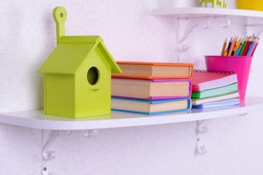 İleti örneğinde çocuk Oda yakın çekim raflara