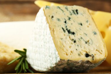 Ahşap masa, closeup peynir farklı tür