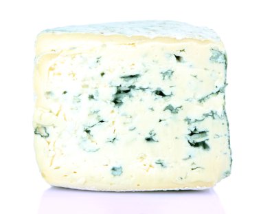 Mavi peynir beyazda izole.