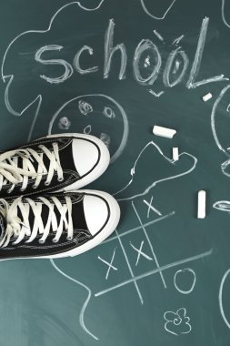 Kadın ayakları üzerinde tahta arka plan