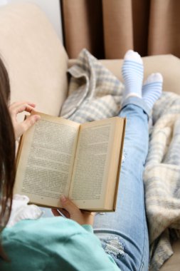 Kadın kitap okuyor.