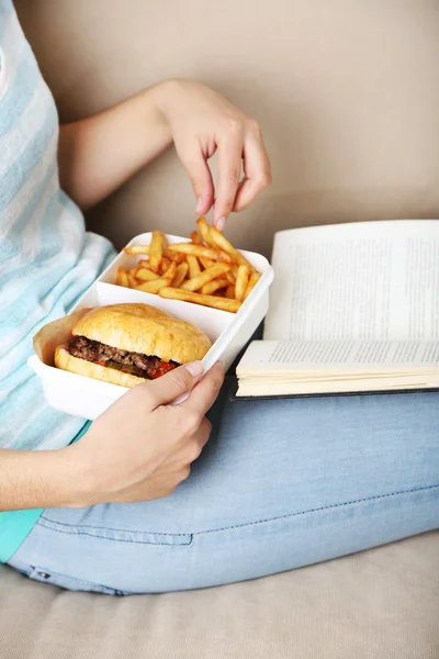 Vrouw met ongezonde fast food — Stockfoto