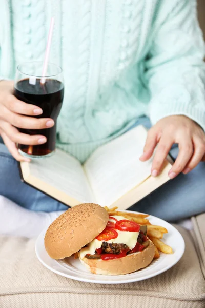 Woman with unhealthy fast food — Stock Photo, Image