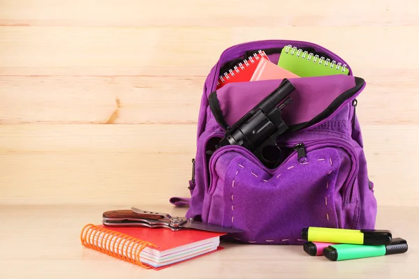 Arma na mochila da escola — Fotografia de Stock