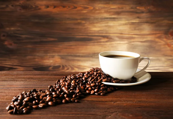 Tazza di caffè con grani — Foto Stock